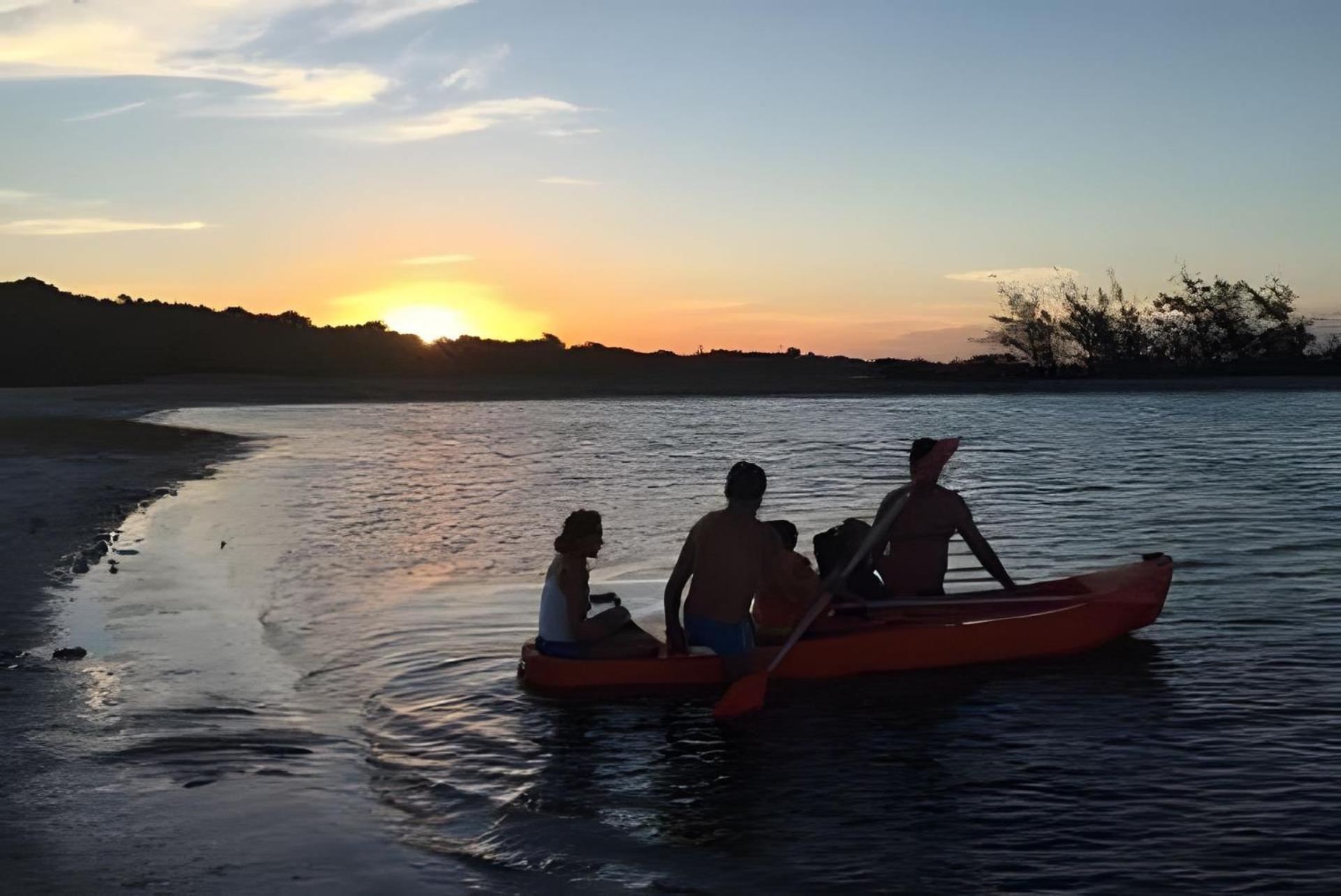 Flat Lazer Total Com Pe Na Areia - Golden